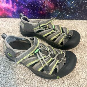 Keen Whisper Gray Green Strappy Closed Toe Water Sport Sandals Youth Size 4